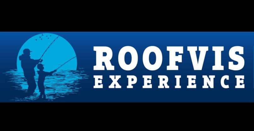 Silhouet van een volwassene en een kind aan het vissen met de tekst "Roofvis Experience 2024" op een serene blauwe achtergrond.