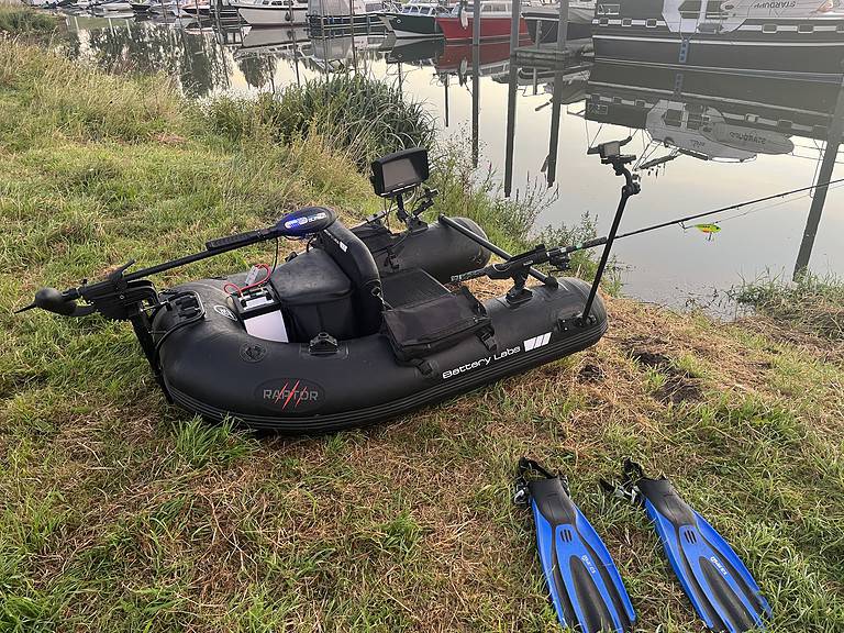 Beleef de ultieme Bellyboat Experience met deze opblaasbare visboot, compleet met een aangesloten motor, GPS, hengel, accu en blauwe vinnen. Perfect gelegen op een grasachtige oever nabij de jachthaven de Zandmeren.