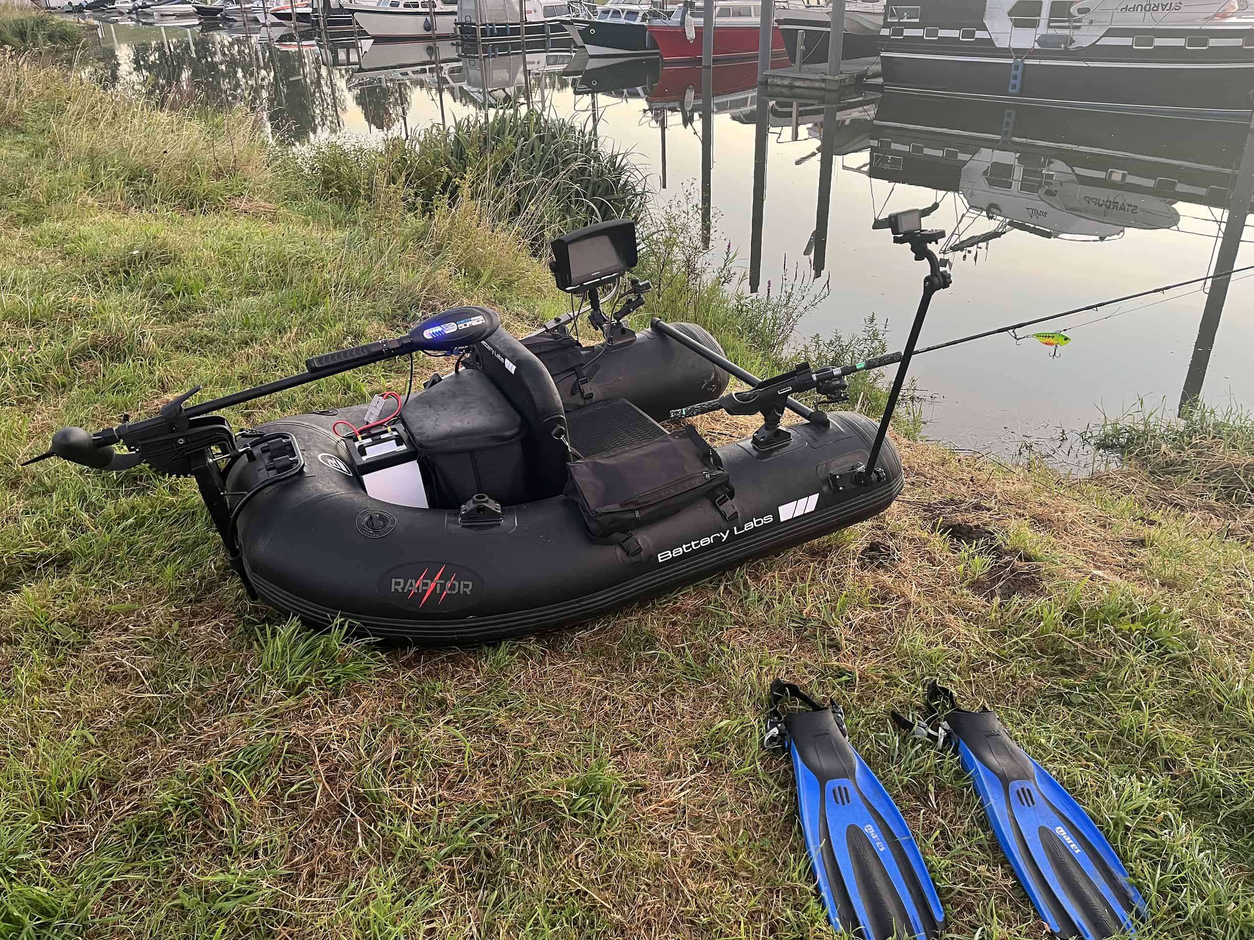 Beleef de ultieme Bellyboat Experience met deze opblaasbare visboot, compleet met een aangesloten motor, GPS, hengel, accu en blauwe vinnen. Perfect gelegen op een grasachtige oever nabij de jachthaven de Zandmeren.