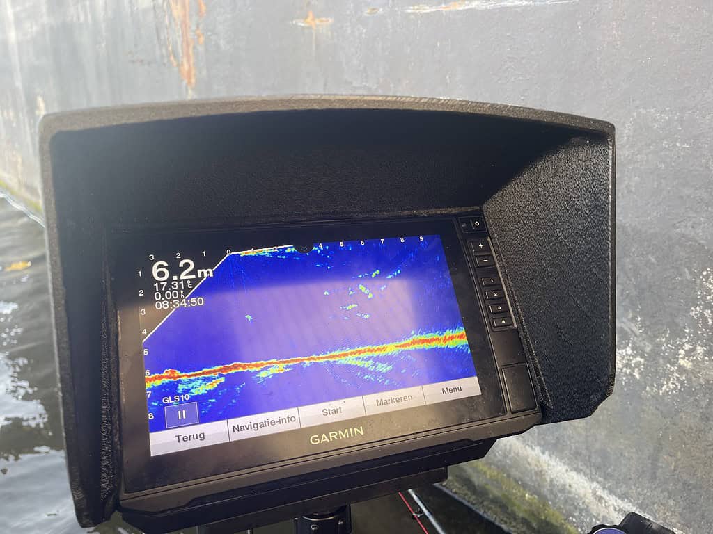 Een Garmin fishfinder die de waterdiepte op 6,2 meter weergeeft en objecten onder water lokaliseert, ideaal voor het maken van weloverwogen keuzes tijdens uw visavonturen.