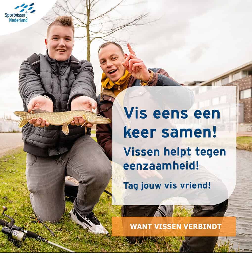 Twee mensen knielen bij een kanaal, één houdt een vis vast. De tekst luidt: "Vis eens een keer samen! Vissen helpt tegen eenzaamheid! Tag jouw vis vriend! WIL VISSEN VERBINDT" met het logo van Sportvisserij Nederland.