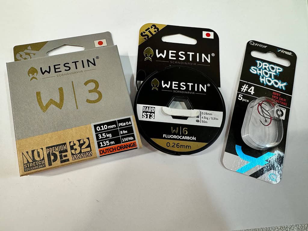 Visgerei, perfect voor dropshotten, toont de Westin W3 vislijn, Westin W16 fluorocarbon lijn en een verpakking met #4 drop shot haken. Ideaal om de finesse te verkrijgen die nodig is om die ongrijpbare vangsten te peuteren.