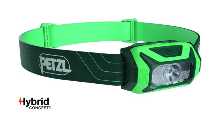 Een groen-zwarte Petzl Hoofdlampen hoofdlamp met een verstelbare band en een Hybrid Concept-logo, perfect voor uw volgende avontuur op de visstek.