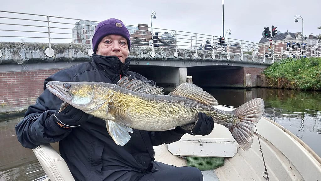 Zittend op een boot, trots een grote vangsten hijsend, met een brug en een stadsgezicht als perfecte achtergrond: het was werkelijk een onvergetelijke week.