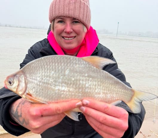 Witvissen op de grote rivier met hoogwater: door Cindy Horstman en Hans Wijkhuisen.