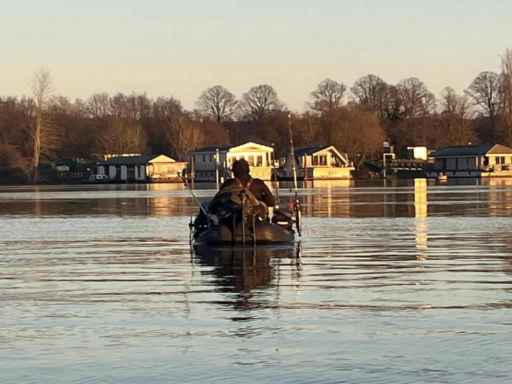 Terwijl de zon onder de horizon zakte en een gouden gloed over het rustige meer wierp, trotseerde een eenzame visser de avond Kou. Omringd door fluisterende bomen en charmante huizen aan het meer, vond hij even troost in de omhelzing van de natuur.