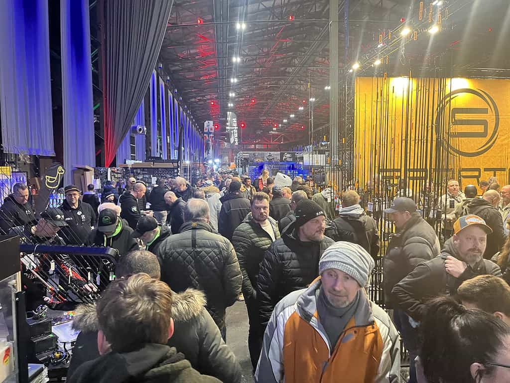 Op de bruisende Angelmesse in Duisburg liepen bezoekers over de koppen terwijl ze in de uitgestrekte hal langs de vele stands en boeiende tentoonstellingen laveerden.