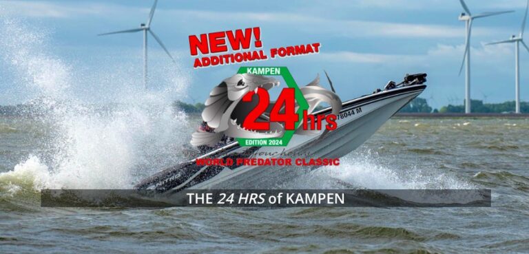 Speedboot op woelig water, ter promotie van het evenement "De 24 Uur van Kampen" met de tekst "Nieuw! Extra Formaat, Editie 2024" tegen een achtergrond van windturbines.