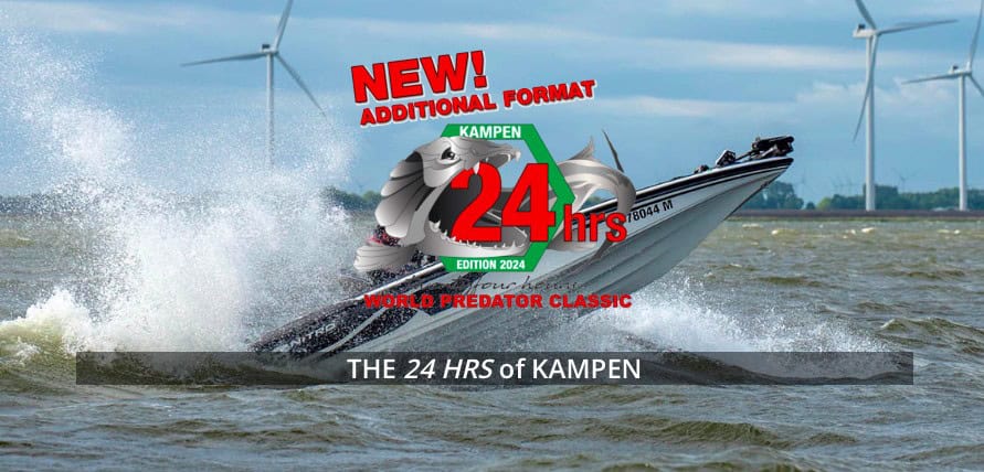 Speedboot op woelig water, ter promotie van het evenement "De 24 Uur van Kampen" met de tekst "Nieuw! Extra Formaat, Editie 2024" tegen een achtergrond van windturbines.