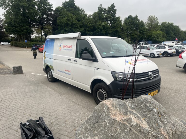 Doorzetten en bikkelen in de regen: de bellyboat jeugddag van Sportvisserij Zuidwest Nederland!