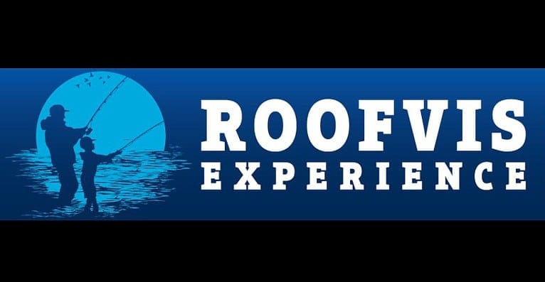 Silhouet van een volwassene en een kind aan het vissen met de tekst "Roofvis Experience 2024" op een serene blauwe achtergrond.