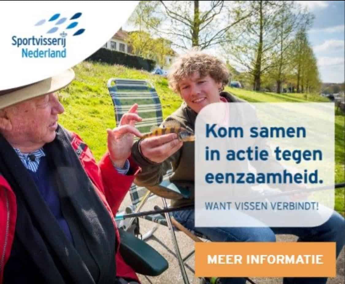 Twee mensen, een oudere en een jongere, zitten buiten bij een waterpartij. Ze zijn bezig met een kleine vis. De boodschap promoot gemeenschapsactie om eenzaamheid te bestrijden en benadrukt hoe vissen verbindt. Sluit je aan bij Sportvisserij Nederland en sluit blijvende vriendschappen via dit tijdloze tijdverdrijf.