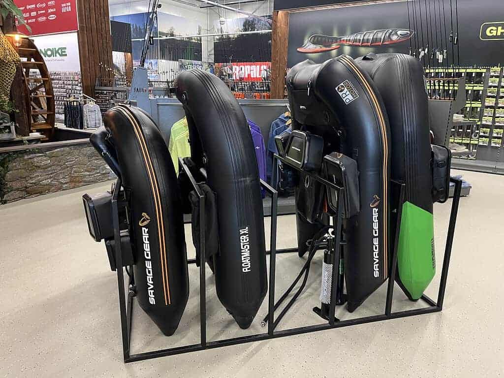 In de nieuwe megastore staat een strak vormgegeven assortiment opblaasboten, waaronder de nieuwste Fauna 3.0-modellen, trots rechtop op metalen rekken uitgestald.