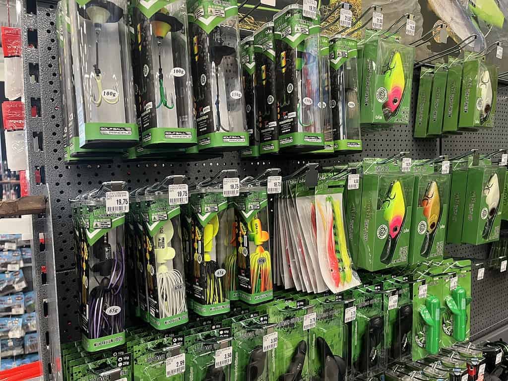 Vislokmiddelen in felle stijlen en kleuren hangen in verpakte plastic containers in de megastore, en tonen de innovatie van Fauna 3.0, waarmee we onze deuren openen voor liefhebbers die op zoek zijn naar eersteklas visgerei.