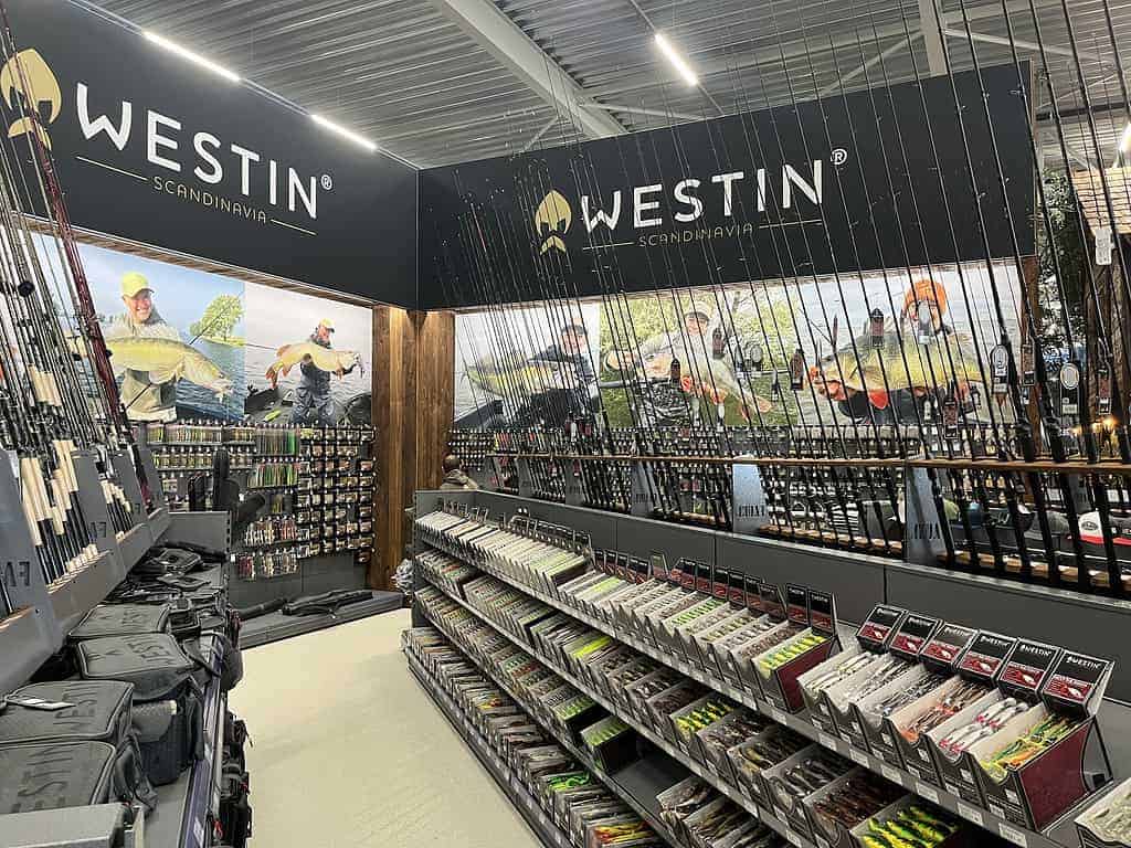 De sectie met de megastore voor visgerei pronkt met hengels, molens en kunstaas die netjes op planken zijn uitgestald. Met de Westin Scandinavia-branding prominent in beeld, heeft deze Fauna 3.0-ruimte echt "opent zijn deuren" voor alle visliefhebbers.