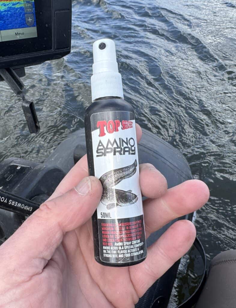 Stinkende amino-spray in een spuitflesje