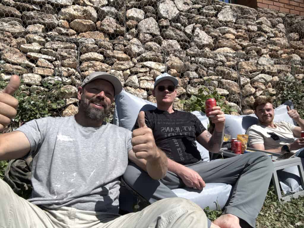 drie mannen drinken een biertje onder het vissen