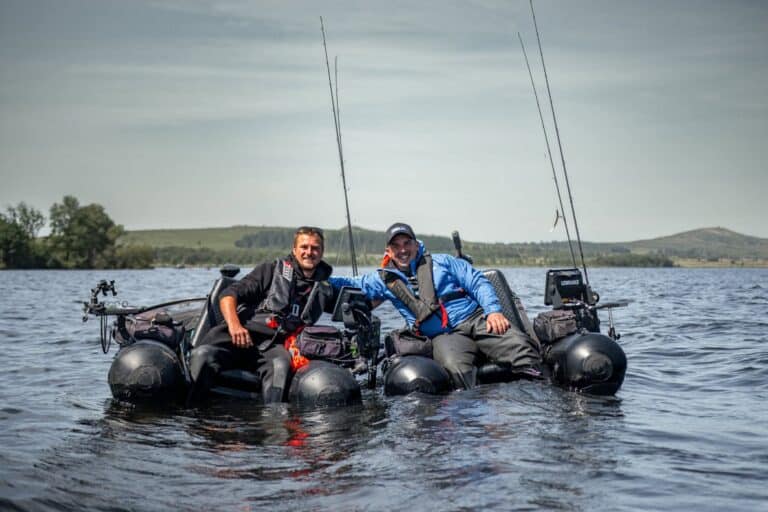 Twee mannen in een 12bb bellyboat