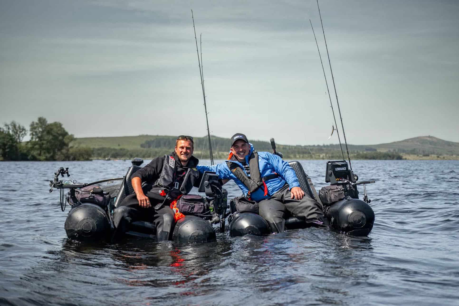 Twee mannen in een 12bb bellyboat