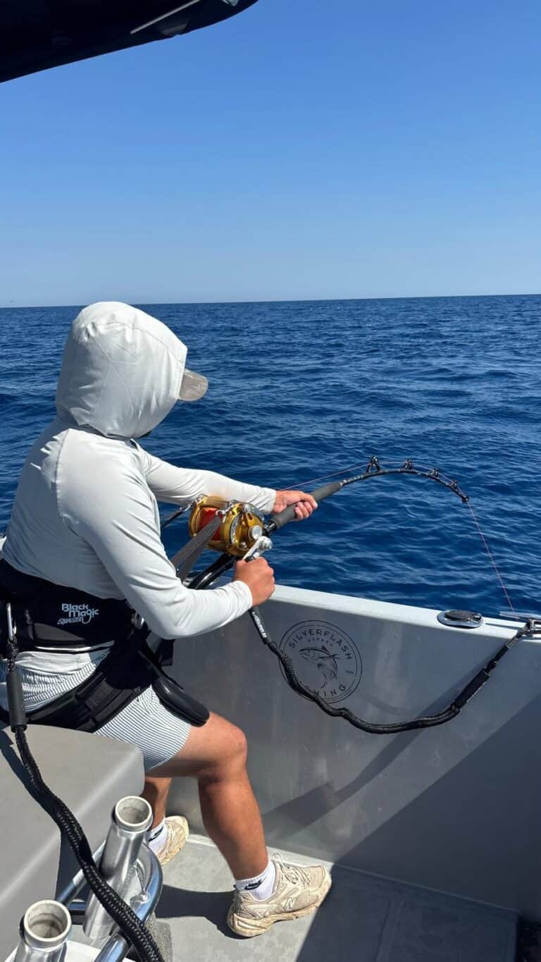 Man vecht met grote tonijn